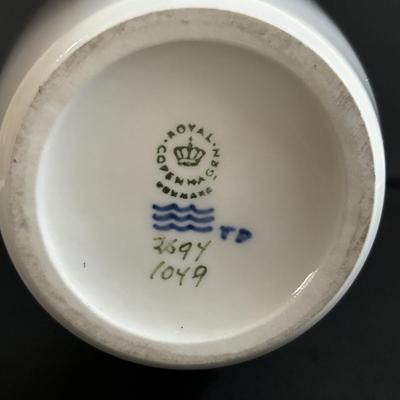 LOT 106: Royal Copenhagen Porcelain Dolmen Sea Gulls Vase #2694, c.1960s, 9.25"