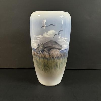 LOT 106: Royal Copenhagen Porcelain Dolmen Sea Gulls Vase #2694, c.1960s, 9.25"