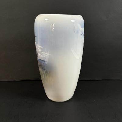 LOT 106: Royal Copenhagen Porcelain Dolmen Sea Gulls Vase #2694, c.1960s, 9.25"