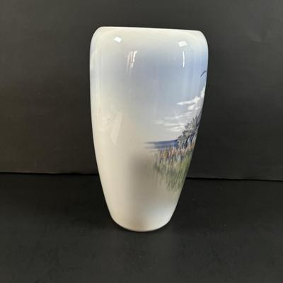 LOT 106: Royal Copenhagen Porcelain Dolmen Sea Gulls Vase #2694, c.1960s, 9.25"