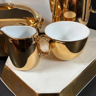 LOT 202 Royal Worcester Gold Lustre Coffee Pot, Creamer & Sugar, Fireproof Casserole Shape 23 Size 7 1/2 & Rectangular Baking Dishes