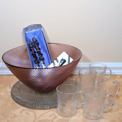 LOT 216: Mikasa Amethyst Centerpiece Bowl, Arcoroc Canterbury Crocus Mugs, Metropolitan Museum of Art Heart Plates & More