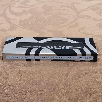 LOT 216: Mikasa Amethyst Centerpiece Bowl, Arcoroc Canterbury Crocus Mugs, Metropolitan Museum of Art Heart Plates & More