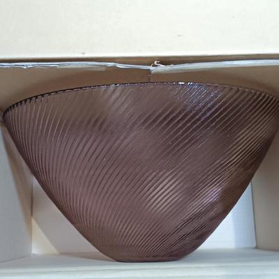 LOT 216: Mikasa Amethyst Centerpiece Bowl, Arcoroc Canterbury Crocus Mugs, Metropolitan Museum of Art Heart Plates & More