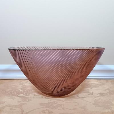 LOT 216: Mikasa Amethyst Centerpiece Bowl, Arcoroc Canterbury Crocus Mugs, Metropolitan Museum of Art Heart Plates & More