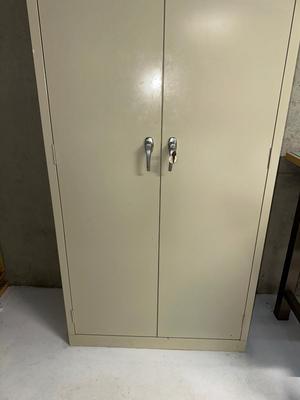 LOCKING METAL CABINET W/KEYS