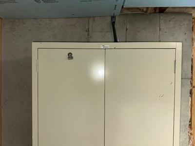 LOCKING METAL CABINET W/KEYS