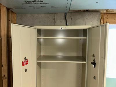 LOCKING METAL CABINET W/KEYS
