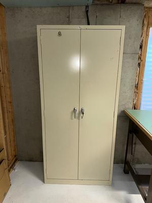 LOCKING METAL CABINET W/KEYS
