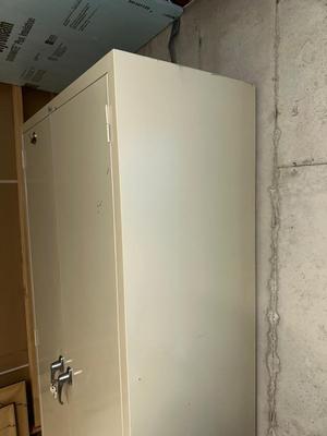 LOCKING METAL CABINET W/KEYS