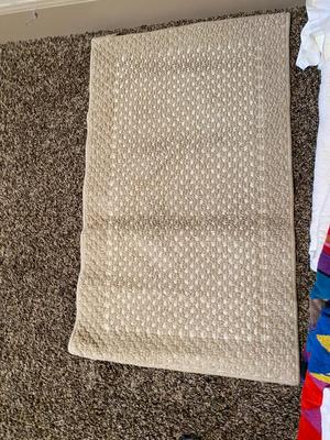RUG, BEACH TOWELS AND WASHCLOTHS AND 2 FLAT SHEETS