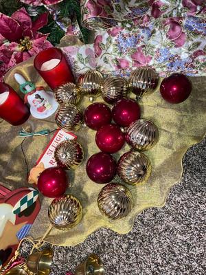 LOVELY COLORED CHRISTMAS DECORATIONS!