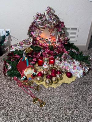 LOVELY COLORED CHRISTMAS DECORATIONS!