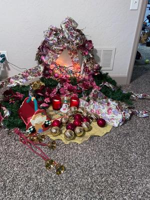 LOVELY COLORED CHRISTMAS DECORATIONS!