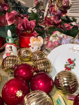 LOVELY COLORED CHRISTMAS DECORATIONS!