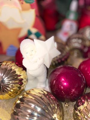 LOVELY COLORED CHRISTMAS DECORATIONS!