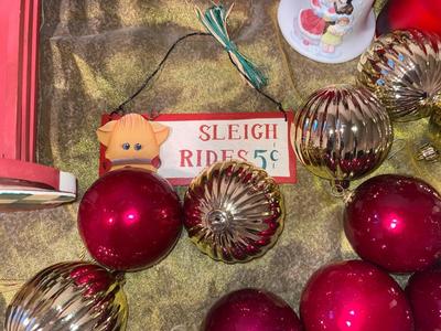 LOVELY COLORED CHRISTMAS DECORATIONS!