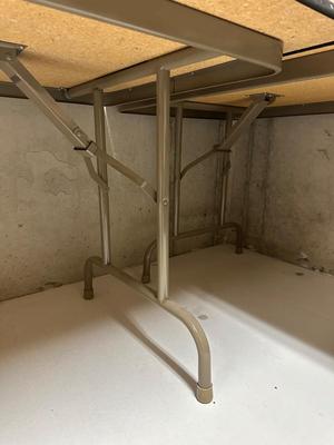 2 FOLDING TABLES