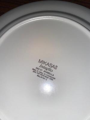 MIKASA SERVING PLATTER, FINGER DISHES AND WINE GLASSES.