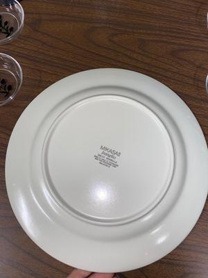 MIKASA SERVING PLATTER, FINGER DISHES AND WINE GLASSES.