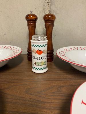 4 LARGE (11”) PASTA BOWLS, PEPPER GRINDER AND PARMESAN CHEESE SHAKER