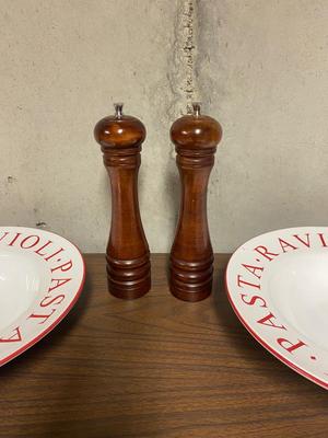 4 LARGE (11”) PASTA BOWLS, PEPPER GRINDER AND PARMESAN CHEESE SHAKER