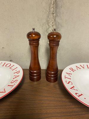 4 LARGE (11”) PASTA BOWLS, PEPPER GRINDER AND PARMESAN CHEESE SHAKER