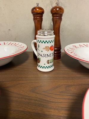 4 LARGE (11”) PASTA BOWLS, PEPPER GRINDER AND PARMESAN CHEESE SHAKER