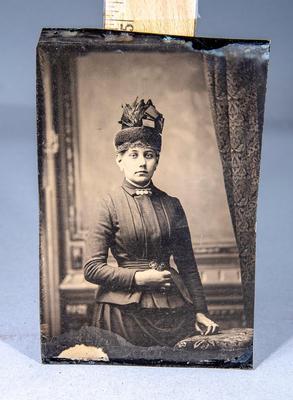 VICTORIAN WOMAN - BEAUTIFUL QUARTER PLATE TINTYPE