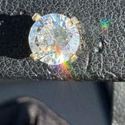 1/2 CT 1 CT total 14 k gold diamond earings