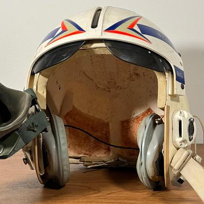 LOT 83L: Vintage Vietnam Era Military Flight Helmet