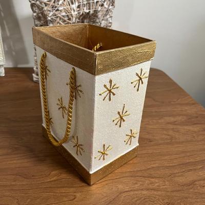 LOT 94L: Christmas Home Decor Collection