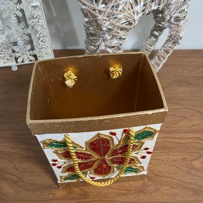 LOT 94L: Christmas Home Decor Collection