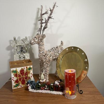 LOT 94L: Christmas Home Decor Collection