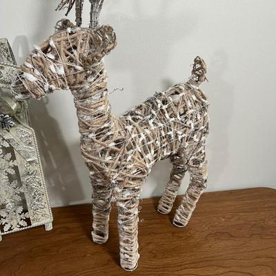 LOT 94L: Christmas Home Decor Collection