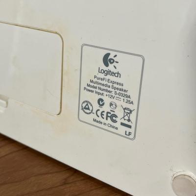 LOT 116F: Apple iPod Touch 8GB and Logitech Docking Speaker