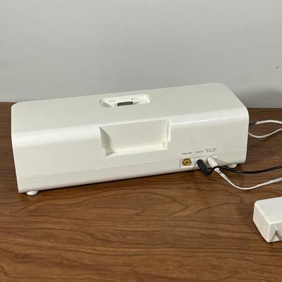 LOT 116F: Apple iPod Touch 8GB and Logitech Docking Speaker