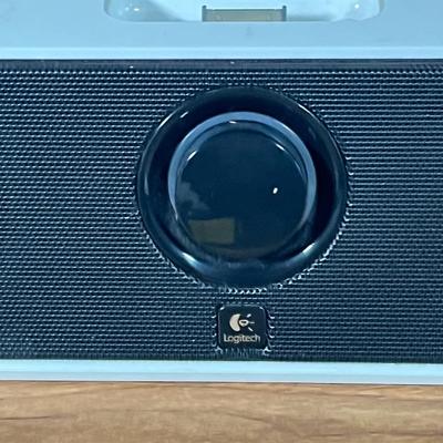 LOT 116F: Apple iPod Touch 8GB and Logitech Docking Speaker
