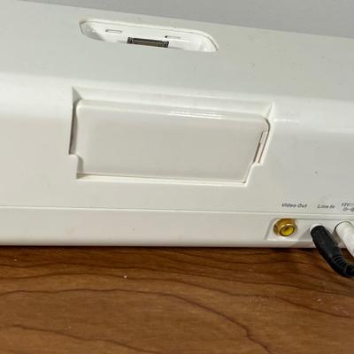 LOT 116F: Apple iPod Touch 8GB and Logitech Docking Speaker