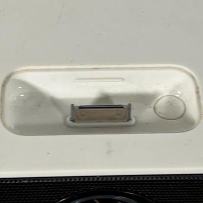 LOT 116F: Apple iPod Touch 8GB and Logitech Docking Speaker