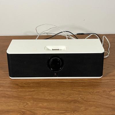 LOT 116F: Apple iPod Touch 8GB and Logitech Docking Speaker
