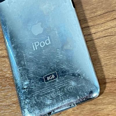 LOT 116F: Apple iPod Touch 8GB and Logitech Docking Speaker