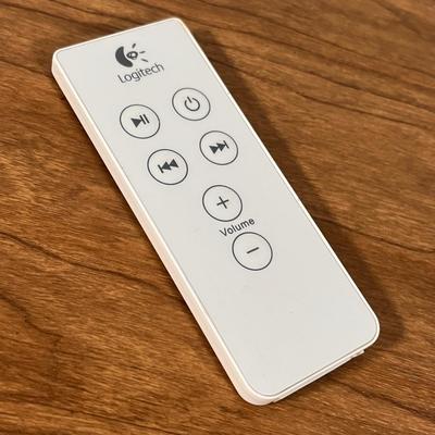 LOT 116F: Apple iPod Touch 8GB and Logitech Docking Speaker