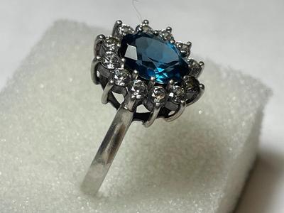 VINTAGE PREOWNED STERLING SILVER .925 CZ COCKTAIL RING (RING SIZE-9.25) IN VERY GOOD PREOWNED CONDITION.