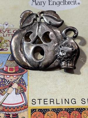 Vintage Scarce MARY ENGELBREIT Designer Sterling Silver Halloween Pumpkin Pin in VG Never Used Condition.