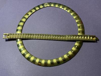 Vintage Gold-tone Fashion Necklace 16" & Bracelet 7.25" Set in Good Preowned Condition as Pictured.