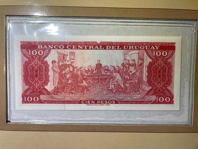 Uruguay 100 Pesos Banknote/Currency in Uncirculated Condition by Fleetwood as Pictured.