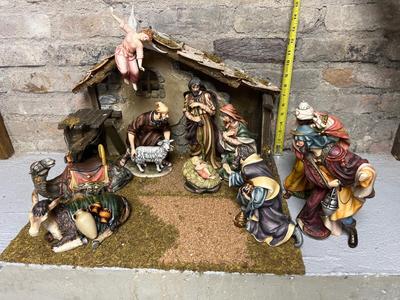 2001 Grandeur Noel porcelain nativity set with crèche