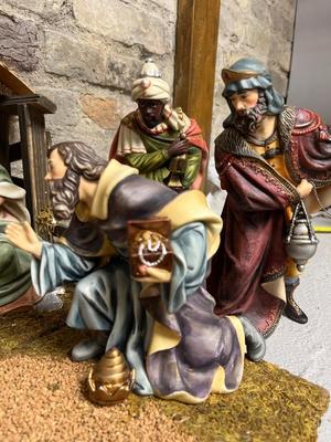 2001 Grandeur Noel porcelain nativity set with crèche