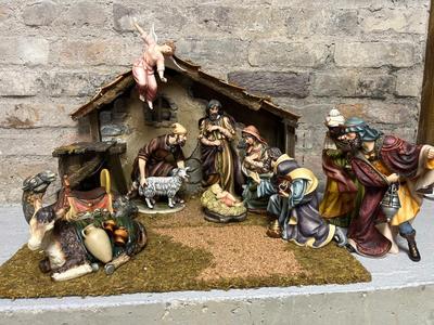 2001 Grandeur Noel porcelain nativity set with crèche